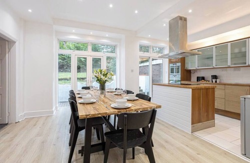 Manchester House | Spacious House, Private Parking 5+ Cars, Sleeps 10
