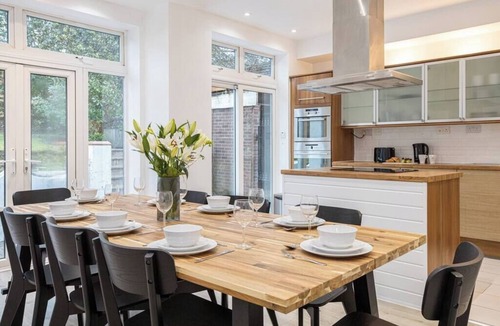 Manchester House | Spacious House, Private Parking 5+ Cars, Sleeps 10