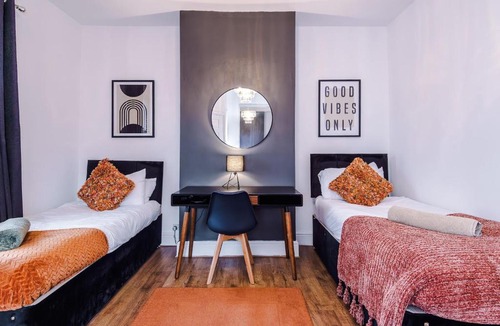 Salford House | Spacious House with Free Parking Near MediaCityUK, Trafford Centre, Manchester City Centre