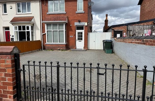 Doncaster House | Spacious John York House w/Parking