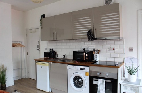 Finsbury Park Apartment | Spacious London studio zone 2 near Emirates stadium and Finsbury park