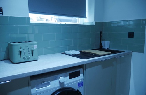 Sheffield Apartment | Spacious modern studio, 10 minutes away from Sheffield arena/City Centre.
