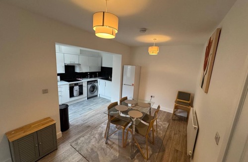 Cuddesdon House | Spacious Own Home | Parking + Private Jacuzzi
