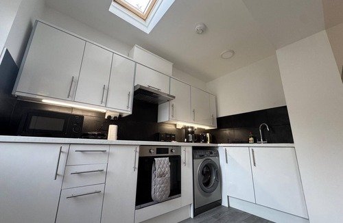 Cuddesdon House | Spacious Own Home | Parking + Private Jacuzzi