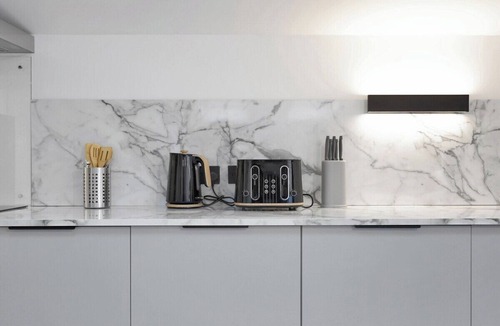 St. George's Apartment | Spacious Rooftop Studio Flat in London