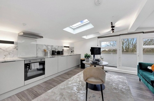 St. George's Apartment | Spacious Rooftop Studio Flat in London