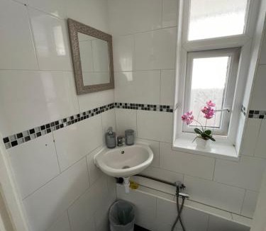 Shadwell House | Spacious rooms for rent 10 min from Tower Bridge