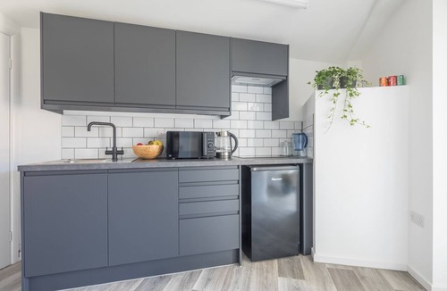 Wolverton Apartment | Spacious self catering serviced studio apartment