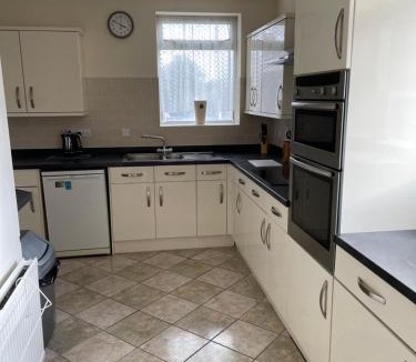 Mansfield House | Spacious, Sleeps 18, 3 Bathrooms, Parking, Parks, Mansfield, Sherwood