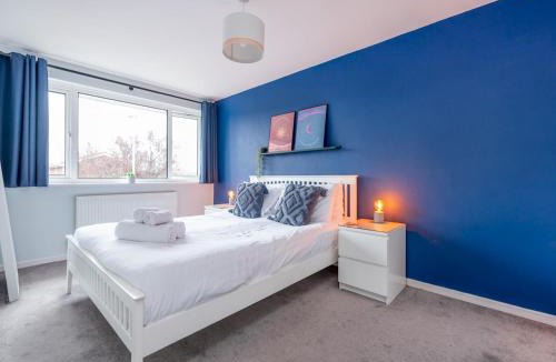 Stafford House | Spacious Stylish 3BR Stafford - Ideal Getaway - Pass the Keys