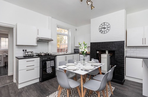 Hemsworth House | Spacious three bedroom property!