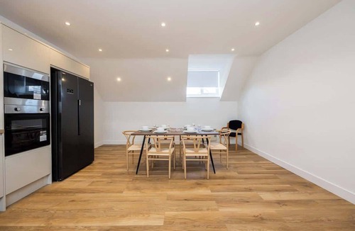 Trafford Apartment | Stanway Apartments | Tram & Free Parking