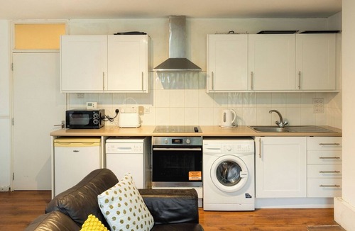 Bethnal Green Apartment | Stepney Green Haven: Modern 4-Bed Garden Retreat