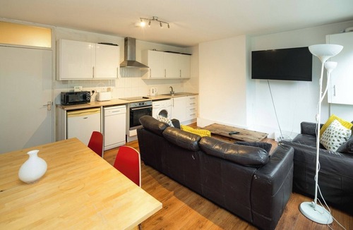 Bethnal Green Apartment | Stepney Green Haven: Modern 4-Bed Garden Retreat