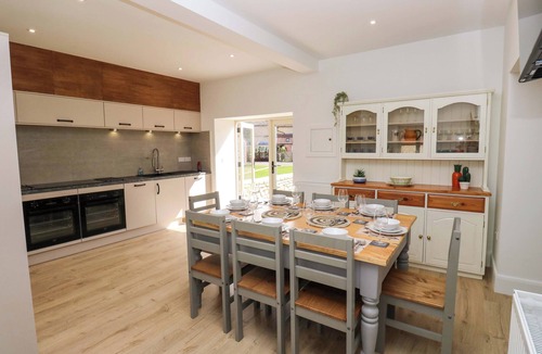 Tadcaster Cottage | STEWARDS HOUSE, pet friendly, with a garden in Sherburn In Elmet