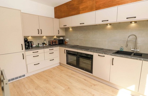 Tadcaster Cottage | STEWARDS HOUSE, pet friendly, with a garden in Sherburn In Elmet