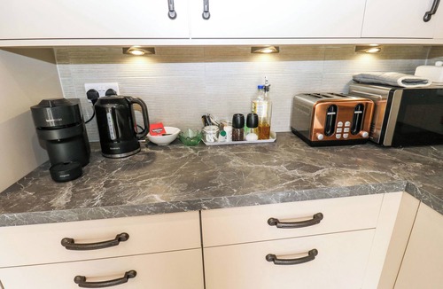 Tadcaster Cottage | STEWARDS HOUSE, pet friendly, with a garden in Sherburn In Elmet