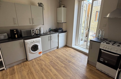 Stoke Newington Apartment | Stokey Skyline Retreat With Balcony