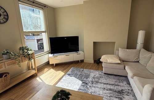 Stoke Newington Apartment | Stokey Skyline Retreat With Balcony