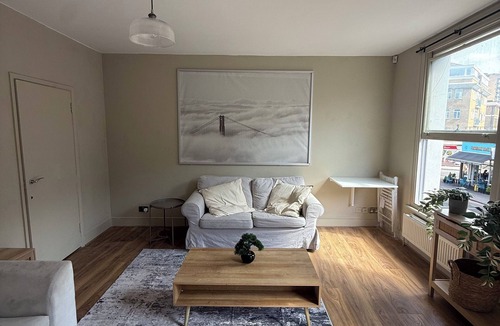 Stoke Newington Apartment | Stokey Skyline Retreat With Balcony