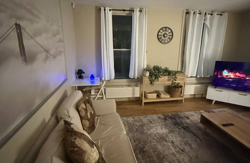 Stoke Newington Apartment | Stokey Skyline Retreat With Balcony