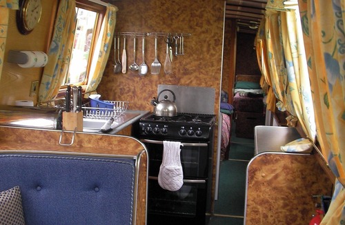 Stone Cabin | Stone - Self-Drive Boat - Sleeps 6 - Pet Friendly