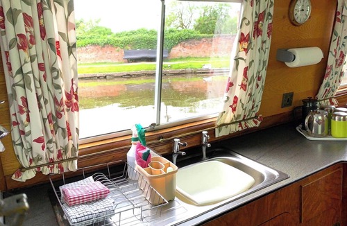 Stone Cabin | Stone - Self-Drive Boat - Sleeps 6 - Pet Friendly