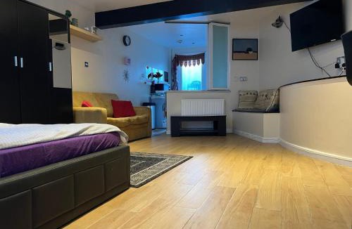 King's Cross Apartment | Studio Apartment - Entire Lower Ground Floor - Only 7 Mins Walk Kings Cross St Pancras Station