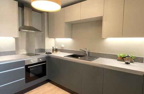 West Bromwich Apartment | Studio Apartment with Car Park, Gym, Lounge Room