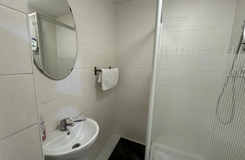 Kensington Apartment | Studio Apartment Sleeps 2 with Ensuite