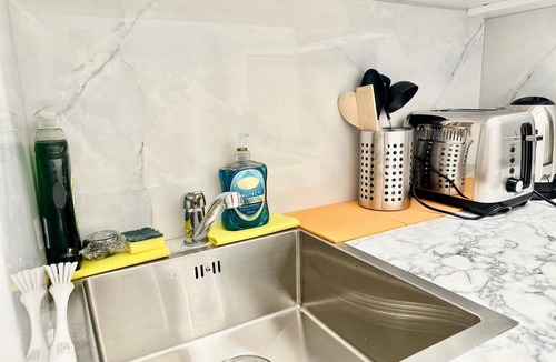 Addison Apartment | Studio Flat in Shepherd`s Bush, 2 minutes' walk away from Tube Station