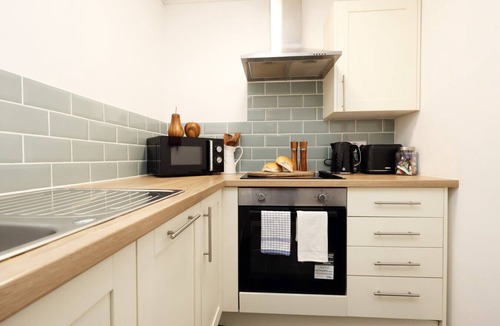 Gorseinon Apartment | Studio Kitchen Parking Ideal for Contractors