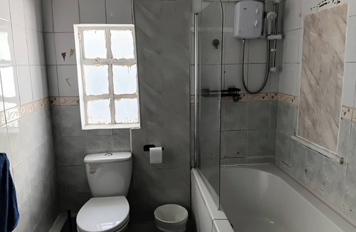 Oldbury Apartment | Studio Sleeps 2 near Priory Woods