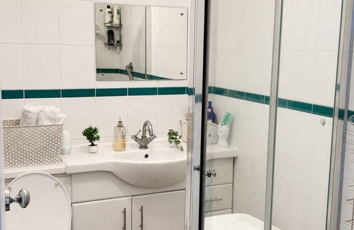 East Dunstable Apartment | Studio - Sleeps 2 - Wifi - Parking