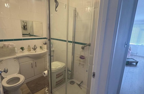 East Dunstable Apartment | Studio - Sleeps 2 - Wifi - Parking