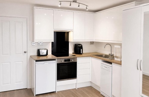 East Dunstable Apartment | Studio - Sleeps 2 - Wifi - Parking