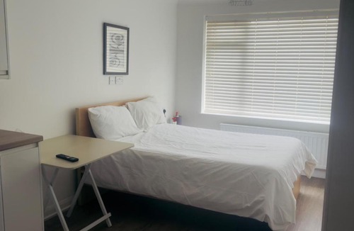 East Dunstable Apartment | Studio - Sleeps 2 - Wifi - Parking