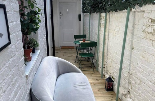 Acton Apartment | Studio Sleeps 3 - Outdoor Space - Pet Friendly