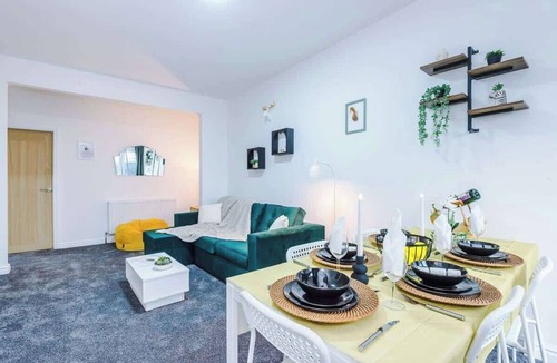 Northwich House | Stunning & Spacious Bungalow in Northwich, Sleep 8