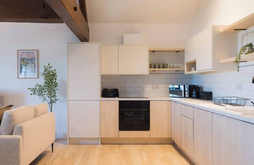 Newark Apartment | Stunning 3-bed Home in Newark by Renzo, Free Parking, Hotel Alternative