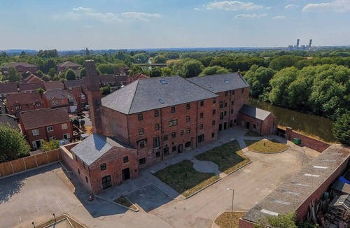 Newark Apartment | Stunning 3-bed Home in Newark by Renzo, Free Parking, Hotel Alternative