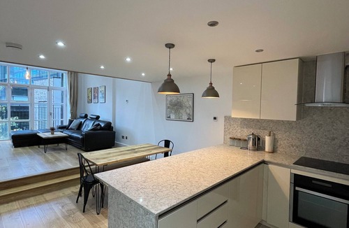 St Luke's Apartment | Stunning 3BD Maisonette w/Balcony - Old Street!