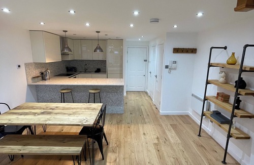 St Luke's Apartment | Stunning 3BD Maisonette w/Balcony - Old Street!