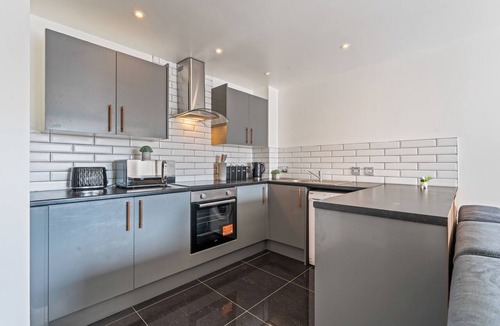 Nottingham City Centre Apartment | Stunning Apartment Overlooking the Victoria Centre - Sleeps 10 - Parking - WiFi