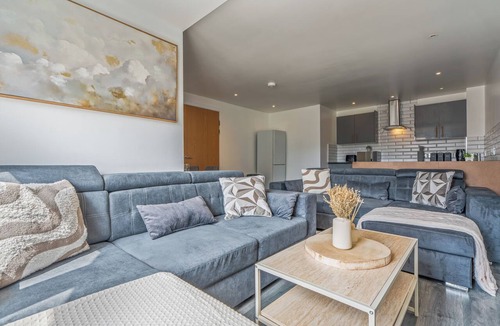 Nottingham City Centre Apartment | Stunning Apartment Overlooking the Victoria Centre - Sleeps 10 - Parking - WiFi