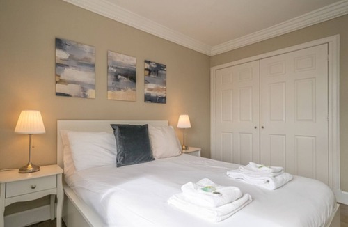 West End Apartment | Stunning City Centre Apartment with Swimming Pool & Parking