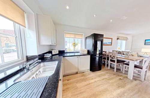 Filey Cottage | Stunning Coastal Cottage - Sleeping 6 in 3 Bedrooms - Pool and Beach Access Included.