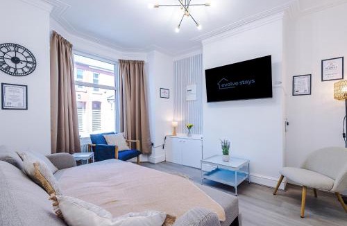 Salford House | Stunning Home In Salford With Free Parking, Office, Pool & Ping Pong Table