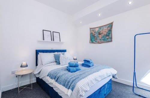 Salford House | Stunning Home In Salford With Free Parking, Office, Pool & Ping Pong Table