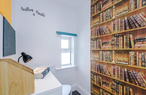 Salford House | Stunning Home In Salford With Free Parking, Office, Pool & Ping Pong Table